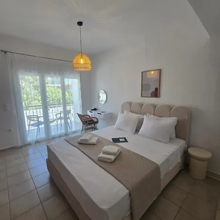 White Pebble Aparthotel