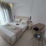 White Pebble 3* Skiathos Town
