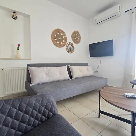 White Pebble Aparthotel 3*